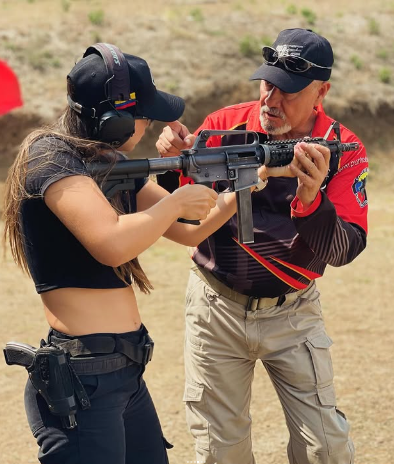 Instructor enseñando técnica de tiro con carabina a estudiante