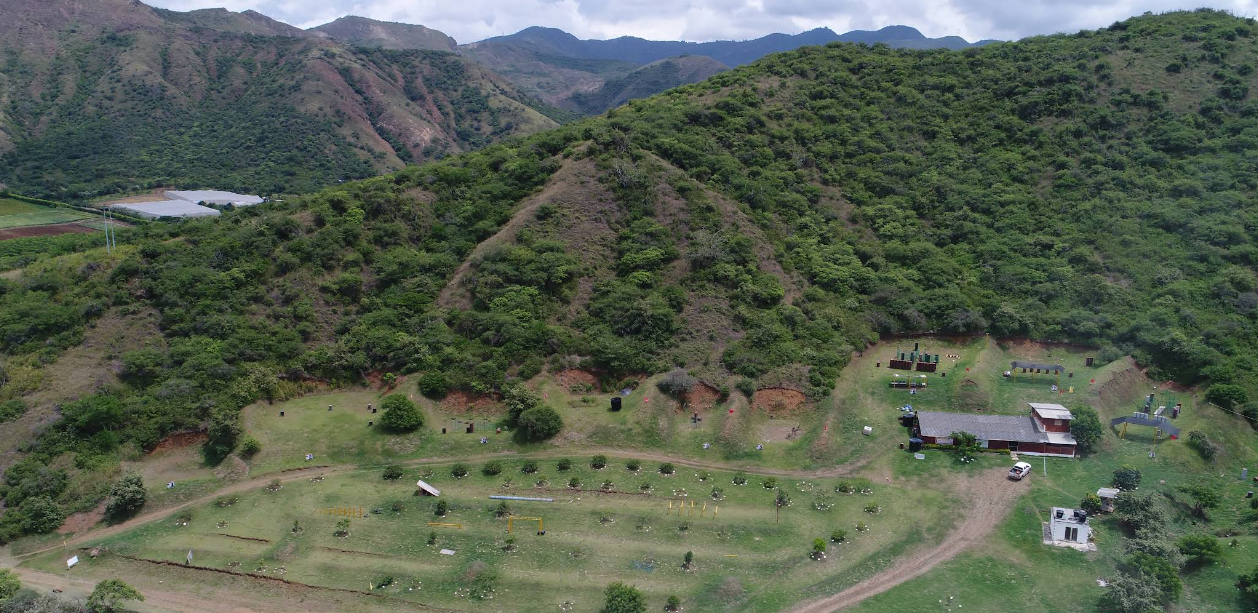 Panorámica del polígono entre montañas