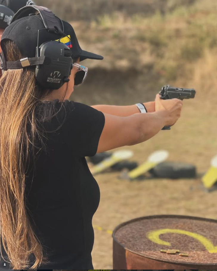 Tiradora enfocada con pistola en línea de tiro